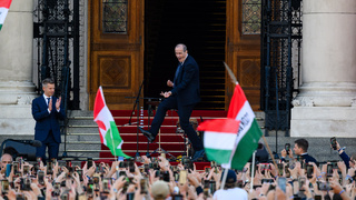 Dav čakal, či to spraví znova. „Tancujúci ortopéd“ je symbolom nového Maďarska, Magyar sa zmenil na dídžeja