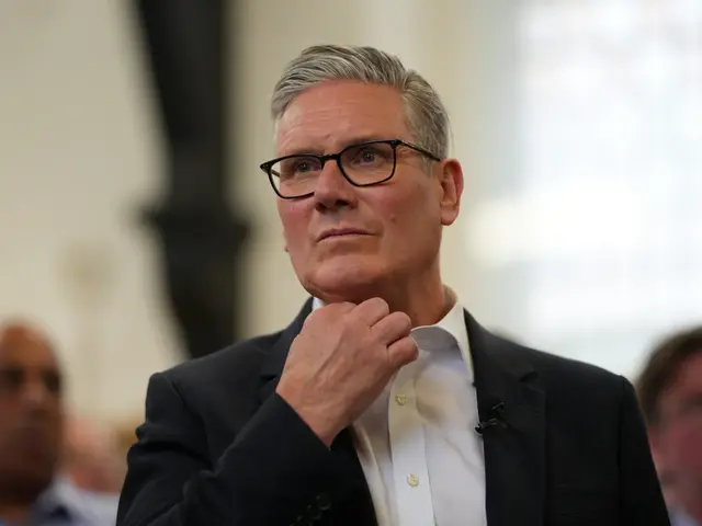 Sľuboval boj, no neposlali ho preč voliči, ale vlastná strana. Kto je Keir Starmer? 
