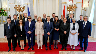 Orbánova éra sa definitívne skončila. Magyarova vláda sľúbila reformy, čistky a návrat k Bruselu