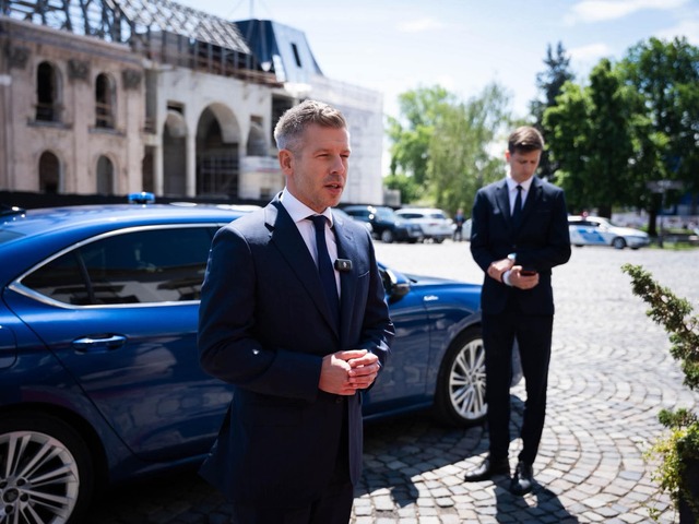 Magyar sa dištancuje od Orbánovho luxusu. Do práce chodí na Škode a z domu sa sťahovať neplánuje