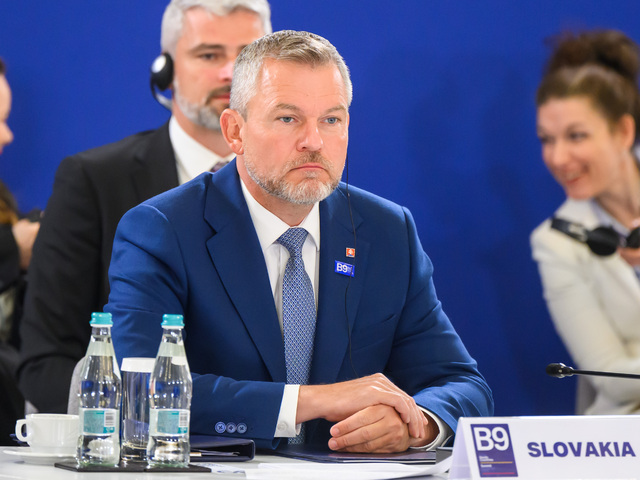 S kurióznym darom od Erdogana si lídri nevedeli počať. Revolver s ostrými nábojmi dostal aj prezident Pellegrini