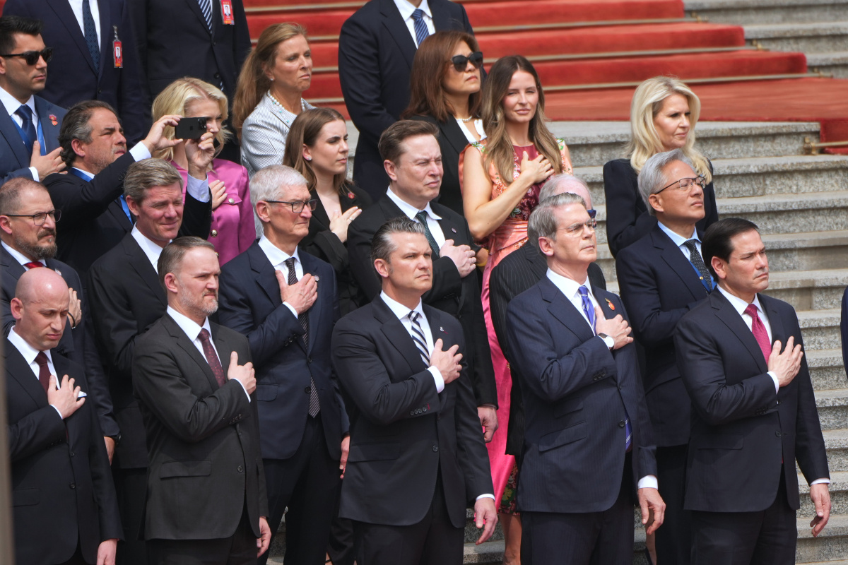 Delegácia USA, v ktorej je aj minister obrany Pete Hegseth, minister financií Scott Bessent, minister zahraničných vecí Marco Rubio, generálny riaditeľ spoločnosti Apple Tim Cook, Elon Musk, a generálny riaditeľ spoločnosti Nvidia Jensen Huang.