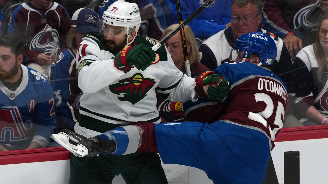 Wild_Avalanche_Hockey338148.jpg