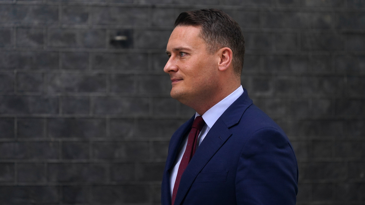 Mocenský otras. Britský minister zdravotníctva rezignoval, môže skúsiť zosadiť Starmera