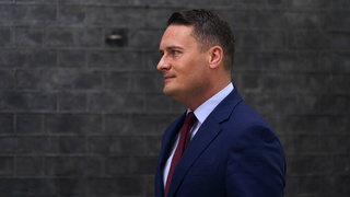Mocenský otras. Britský minister zdravotníctva rezignoval, môže skúsiť zosadiť Starmera