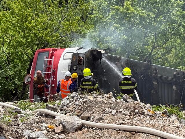 V Jablonove začali s odstraňovaním rušňa po vlaňajšej nehode rýchlikov. Premávku na trati zastavili