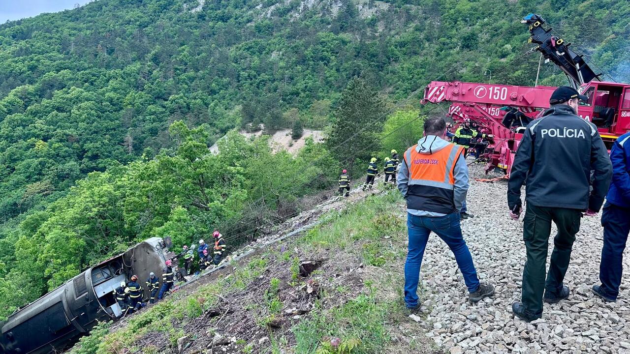 VIDEO: Bojovalo päť žeriavov a desiatky hasičov. Rušeň po zrážke vlakov pri Jablonove vytiahli z priekopy
