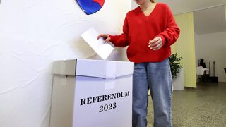 Opozičné strany sa nezhodujú na referende, ktoré iniciovali Demokrati. Niektoré otázky považujú za zbytočné