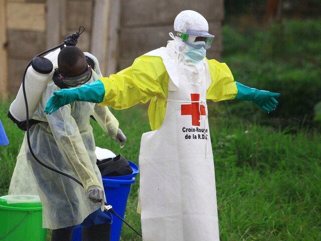 Ebola spustila v USA kontroly aj zákazy vstupu. Trump hovorí o znepokojení, expert zas o „divadle“ namiesto ochrany