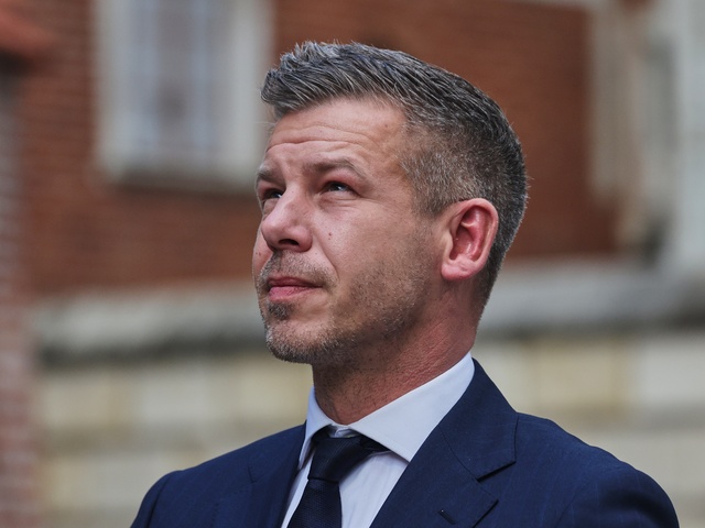 Magyar odštartoval prvú zahraničnú cestu. Do Poľska letel komerčnou linkou, po krajine sa bude presúvať vlakom