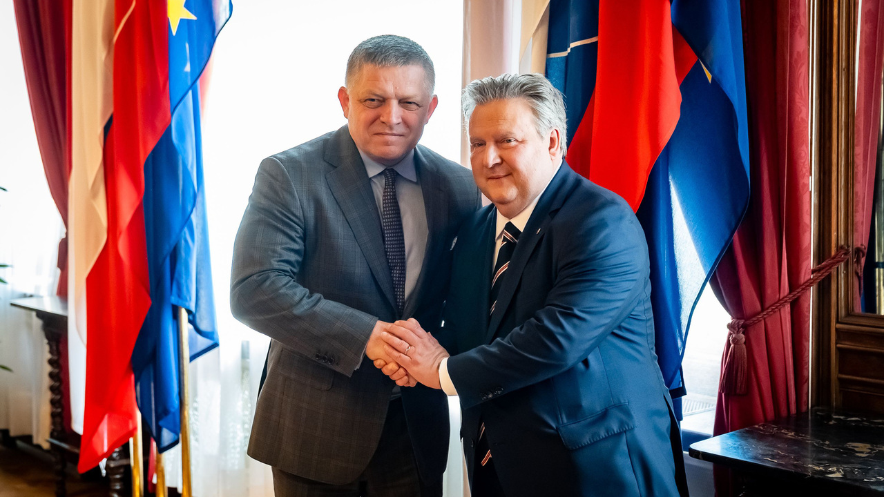 Slovenský premiér Robert Fico (vľavo) a primátor Viedne Michael Ludwig 
