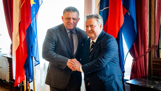 Slovenský premiér Robert Fico (vľavo) a primátor Viedne Michael Ludwig 