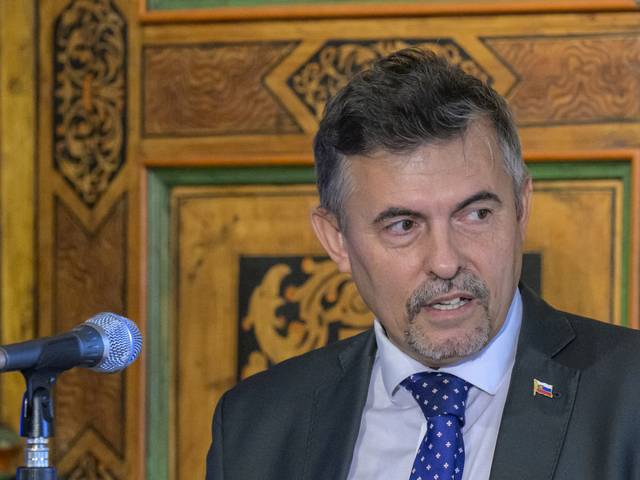 Machalu odvolali počas jeho dovolenky. Politológ Řádek hovorí, že vláda hodila celú politickú ťarchu na neho