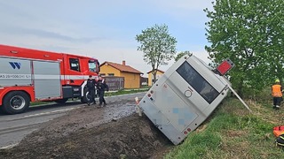 V nemocnici skončilo 13 detí a jeden dospelý. Po nehode autobusu v Česku zasahovalo viacero záchranných zložiek