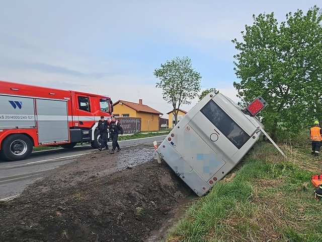 V nemocnici skončilo 13 detí a jeden dospelý. Po nehode autobusu v Česku zasahovalo viacero záchranných zložiek
