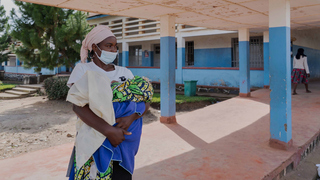 „Kopeme hroby a pochovávame mŕtvych bez rukavíc.“ Východ Konga sužuje ebola, lekárska pomoc viazne