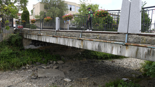 Bývanie kúsok od Košíc má daň. Dom k vodovodu nepripoja, vodu tam pre sucho nemajú ani teraz