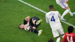 Keď chytá, jeho tím vždy zvládne finále. Majster sveta doviedol Aston Villu k trofeji aj so zlomeným prstom