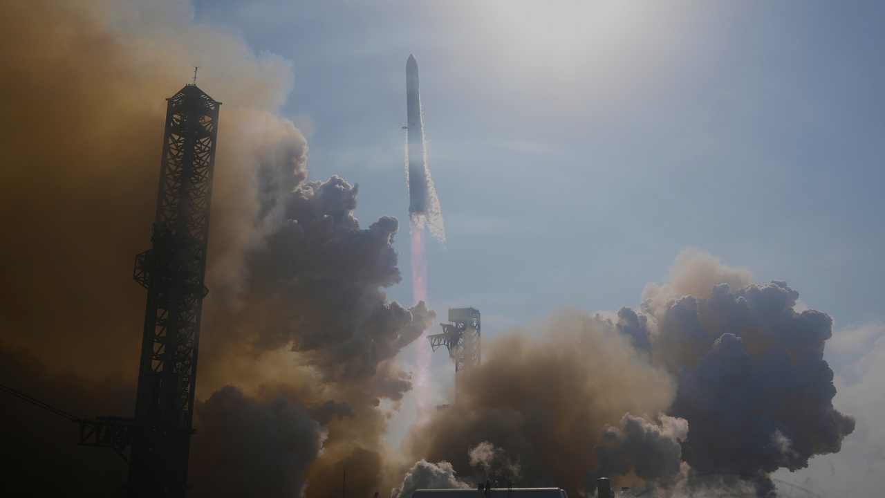 Muskova obria raketa vzlietla k vesmíru. Starship mala problémy s motormi, po hodine skončila v oceáne