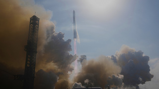 Muskova obria raketa vzlietla k vesmíru. Starship mala problémy s motormi, po hodine skončila v oceáne