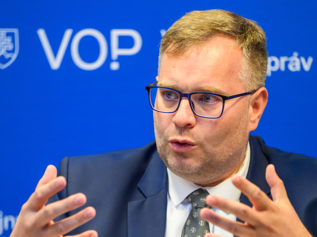 Ombudsman po vyhrážkach a obvineniach z „islamizácie Slovenska“ požiadal políciu o ochranu úradu