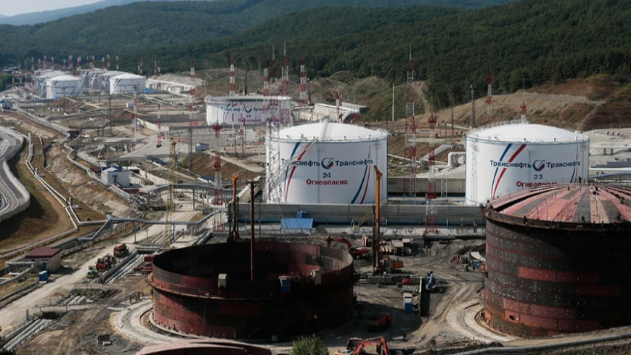 Ukrajina udrela na jeden z najväčších ropných terminálov. Drony zasiahli tanker a vojnové lode