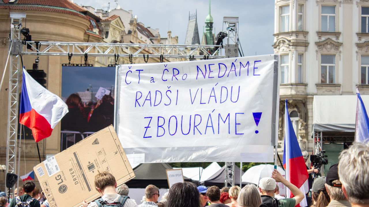 Protest za verejnoprávne médiá. Do ulíc Prahy vyšli tisícky ľudí, vyjadrili podporu Českej televízii aj rozhlasu