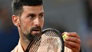 RG: Djokovič postúpil a má ďalší rekord, Fritza vyradil outsider. Francúz musel prosiť rozhodcu, aby ho pustil na WC
