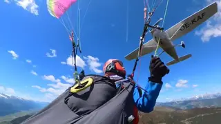 Do paraglajdistky vrazilo malé lietadlo a vrtuľou jej preťalo padák. Incident zachytila jej kamera