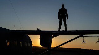 Akrobatický pilot loví ruské drony. S vlastnou jednotkou lieta v Antonove a kropí guľometom Šáhidy