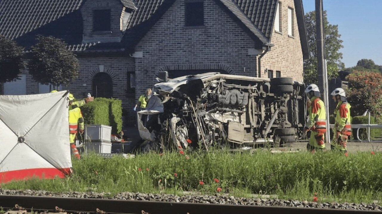 V Belgicku sa zrazil vlak so školským autobusom, na mieste sú mŕtvi. Závory boli spustené