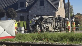 V Belgicku sa zrazil vlak so školským autobusom. Zomreli dvaja žiaci, vodič a sprievod. Závory boli dolu