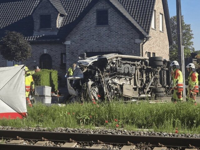 V Belgicku sa zrazil vlak so školským autobusom. Zomreli dvaja žiaci, vodič a sprievod. Závory boli dolu