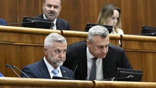 Poslanci dorokovali, 189 bodov ale prediskutovať nestihli. Hlina narazil na nové pravidlá, pre nášivku ho vykázali zo sály