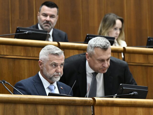 Poslanci dorokovali, 189 bodov ale prediskutovať nestihli. Hlina narazil na nové pravidlá, pre nášivku ho vykázali zo sály