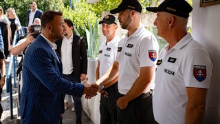Ak policajti nedostanú viac, Hlas nepodporí rozpočet. Šutaj Eštok sa pre výsluhové dôchodky pustil do Šimečku
