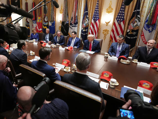 „Správaj sa ako všetci ostatní, inak ťa budeme musieť vyhodiť do vzduchu“. Trump sa začal vyhrážať ďalšiemu štátu