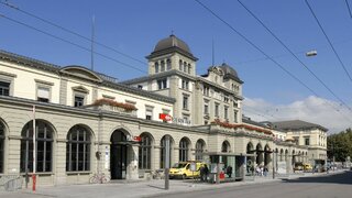 Dráma na vlakovej stanici vo Švajčiarsku. Muž zaútočil nožom na cestujúcich, mal kričať „Allahu Akbar“ 