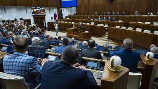Smer nazval Hlinu „veľkým deckom“ pre nášivku na saku. O odvolávaní Tarabu budú rokovať v pondelok
