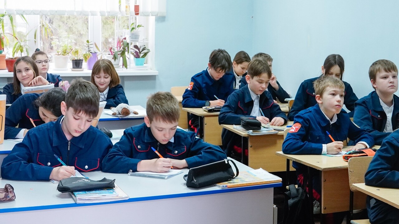 „Nevyzreté mysle detí“ čelia tlaku, vraj ide o prevenciu. Ruské školy zakazujú cudzojazyčné nápisy na oblečení