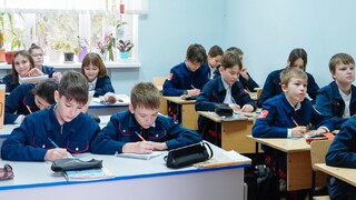 „Nevyzreté mysle detí“ čelia tlaku, vraj ide o prevenciu. Ruské školy zakazujú cudzojazyčné nápisy na oblečení