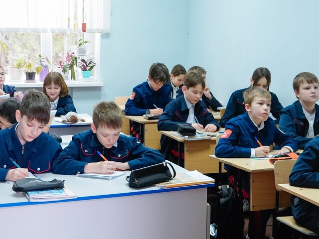 „Nevyzreté mysle detí“ čelia tlaku, vraj ide o prevenciu. Ruské školy zakazujú cudzojazyčné nápisy na oblečení