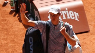 Neuveriteľný kolaps svetovej jednotky. Sinner neustál horúčavu, po prehre s outsiderom sa lúči s Roland Garros