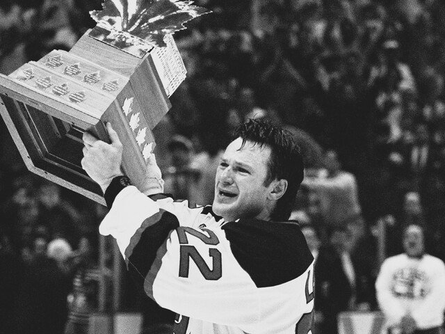 Zomrel štvornásobný držiteľ Stanley Cupu, obesil sa v obchode. Nedávno niesol pochodeň vo vypredanej hale