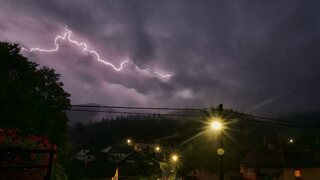 Nad Slovenskom zúrila časť obrovskej búrkovej línie z Rakúska, udrelo 400 bleskov. Českom sa malo prehnať tornádo