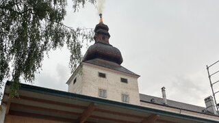 Počasie ničilo, čo mu stálo v ceste a bralo aj životy. V Rakúsku horela veža zámku a víchor vyvracal stromy