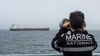 Macron ukázal zábery zo zásahu. Francúzsko zadržalo tanker podozrivý z obchádzania sankcií, plával z Ruska