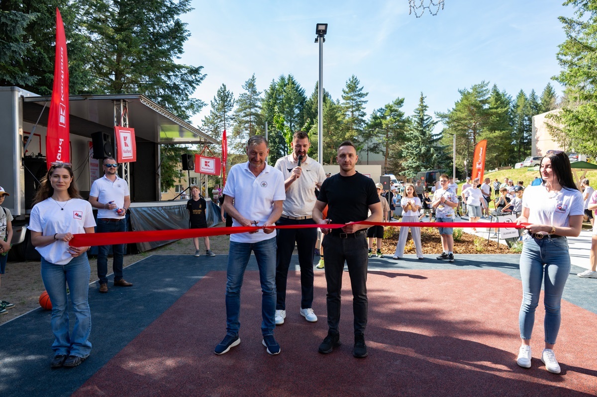 Nový  K Park slávnostne otvorili primátor  Róbert Gašparík (vľavo) a  oblastný riaditeľ prevádzky  spoločnosti Kaufland František Remeš.JPG