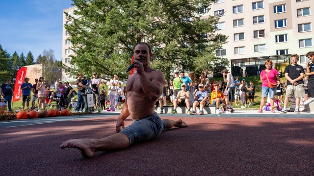 Viacnásobný majster sveta vo fitness Michal Barbier  pri otvorení K Parku predviedol adrenalínovú šou.JPG