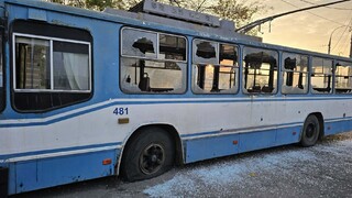 „Sme ako krysy v klietke.“ V Chersone sa šoférovanie autobusu mení na ruskú ruletu, drony s obľubou lovia vozidlá MHD